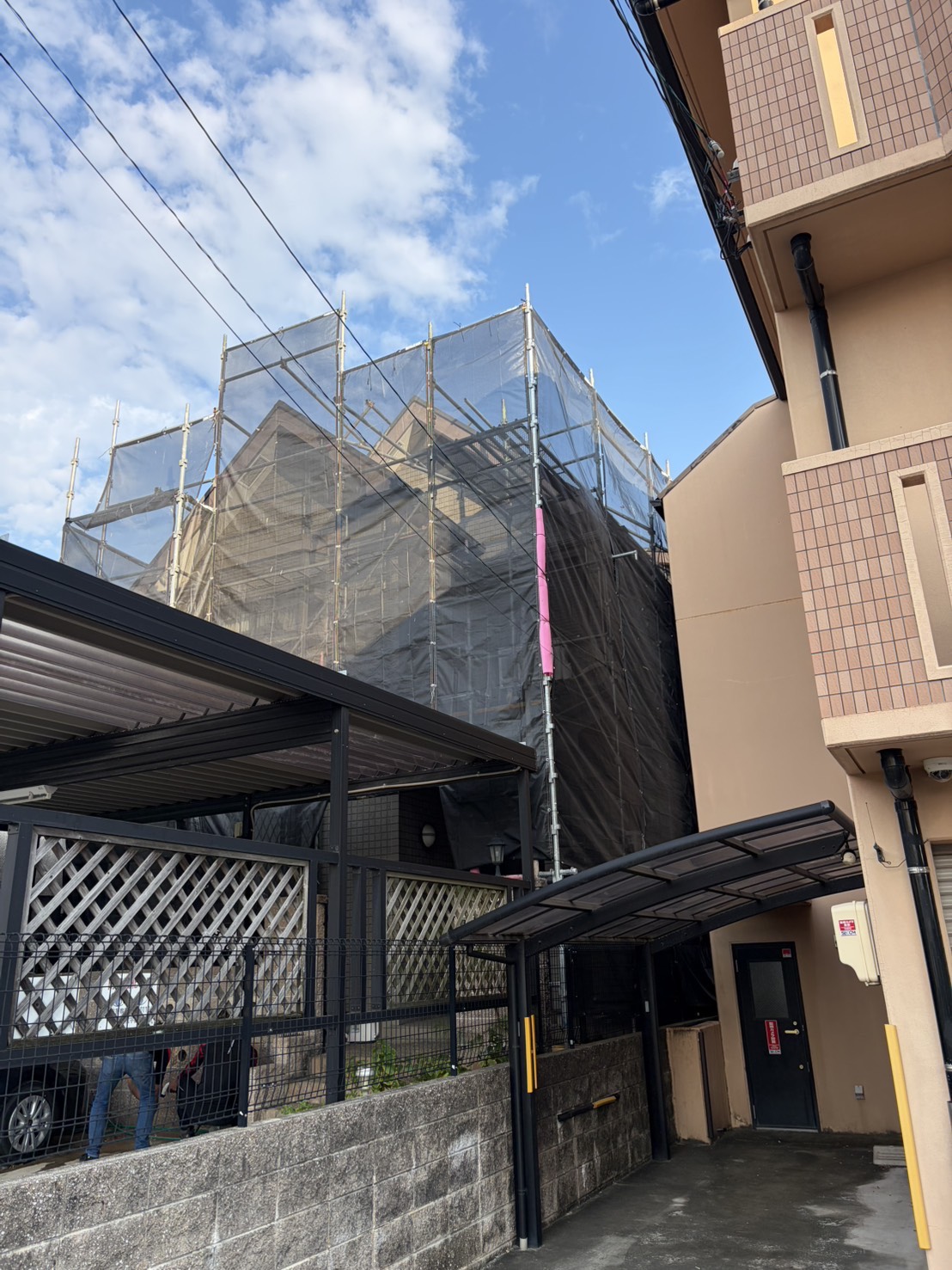 メッシュシートで養生した外周足場