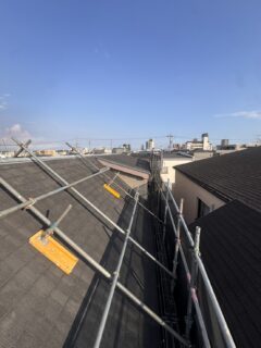 隣接建物との間に設置した足場