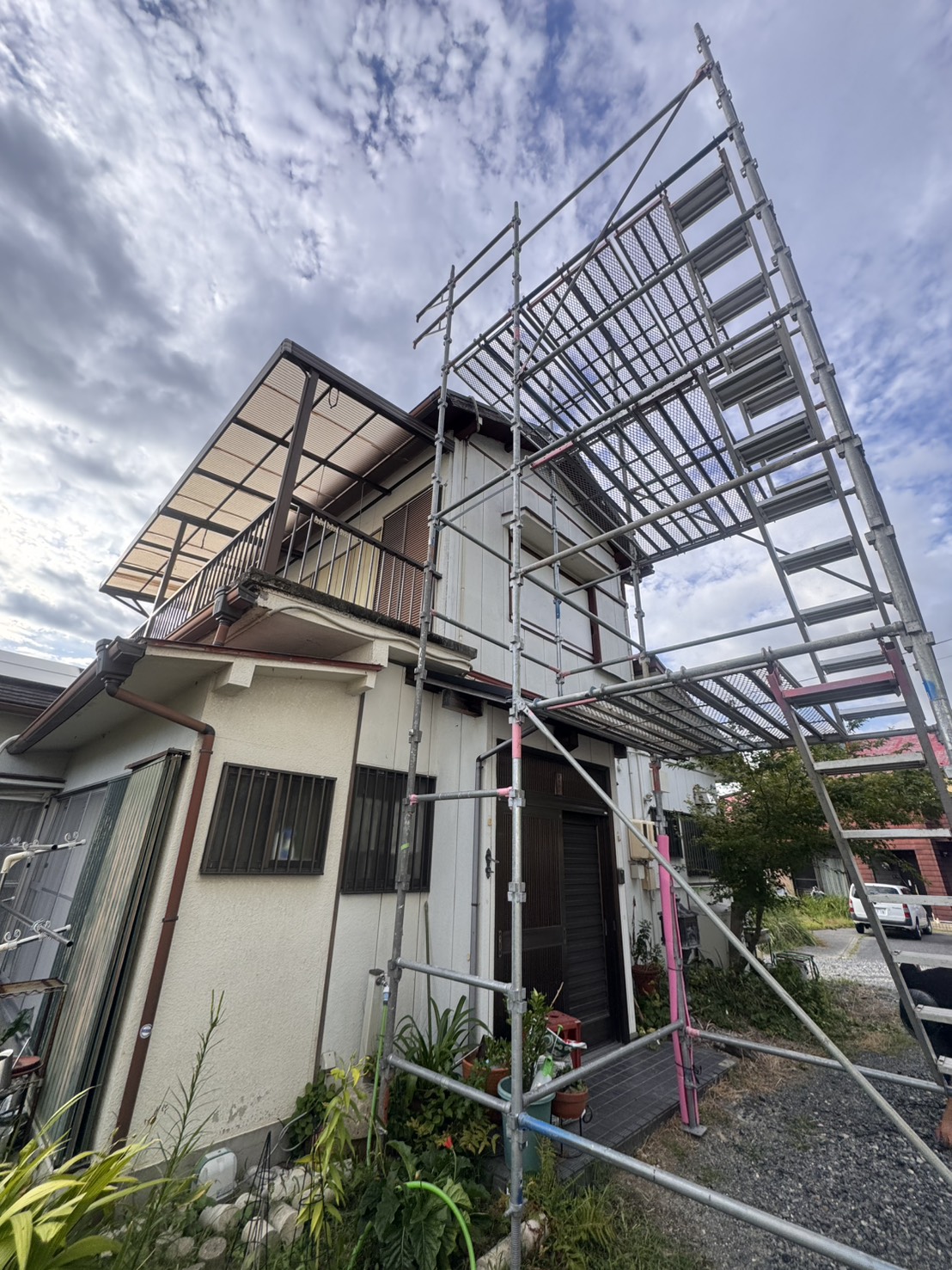 名古屋市東区の戸建て住宅に組み立てたくさび緊結式足場