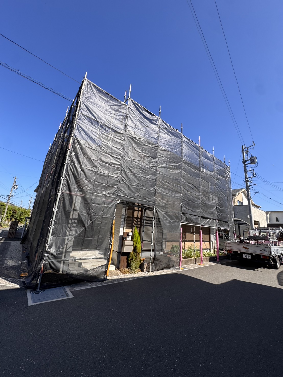 名古屋市北区の戸建て住宅に設置しメッシュシートで養生した足場